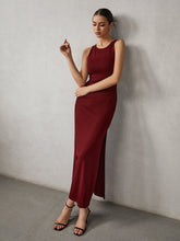 Langes, rückenfreies Kleid mit seitlichem Schlitz
